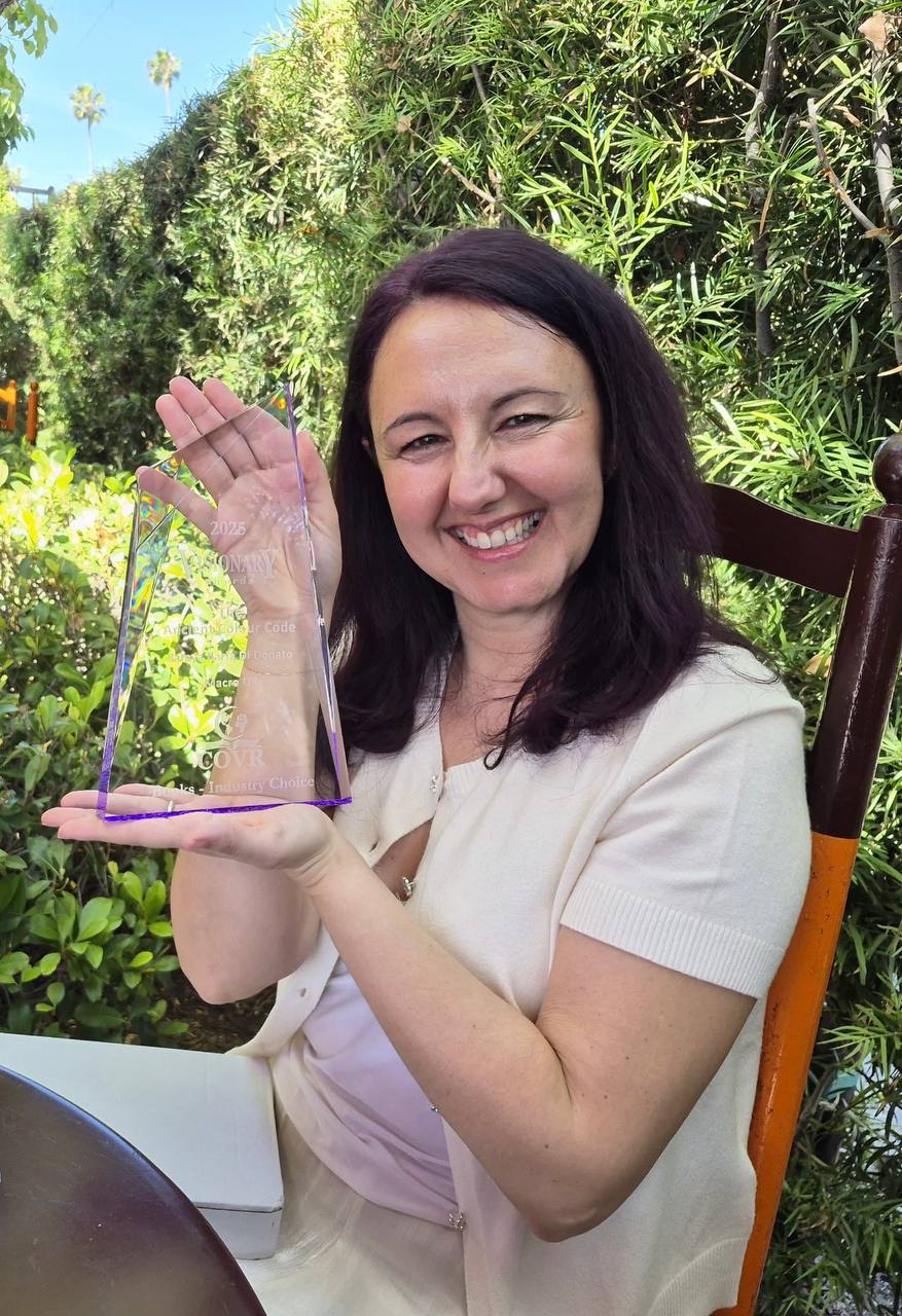Samya Ilaria Di Donato con il premio ricevuto a Los Angeles